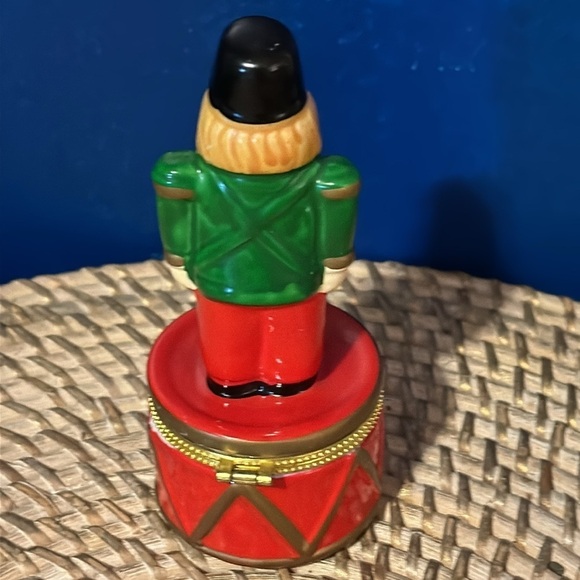 NWT Greenbrer International Porcelain Limoge Christmas Tin Soldier Trinket Box - Picture 3 of 6